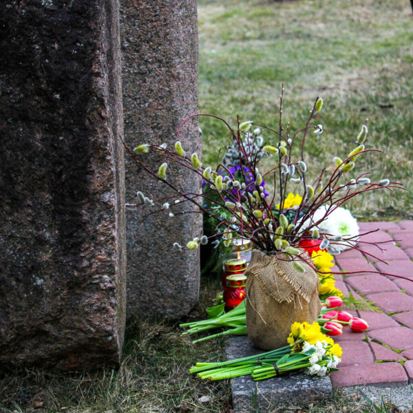 Mājās nepārnākušo piemiņai deg sveces un gulst ziedi.