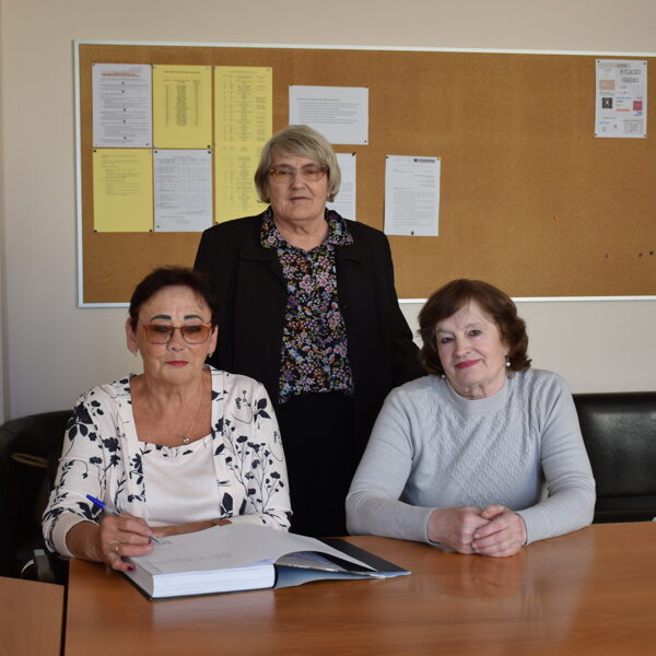 Vēlējumu Kokneses vidusskolai ierakstīja Ilga Tiltiņa, Aina Kokina un Monika Dzene.