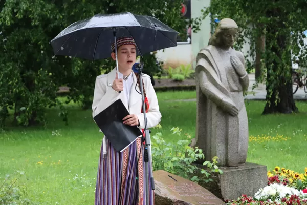 Svētbrīdī pie pieminekļa uzstājas Viktorija Dronova