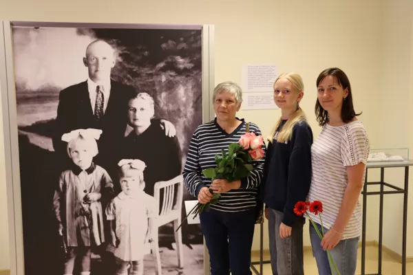 Vanagas Paulīnas mazmeita Sandra Ivčenko ar meitu Santu un mazmeitu Karlīnu izstādē