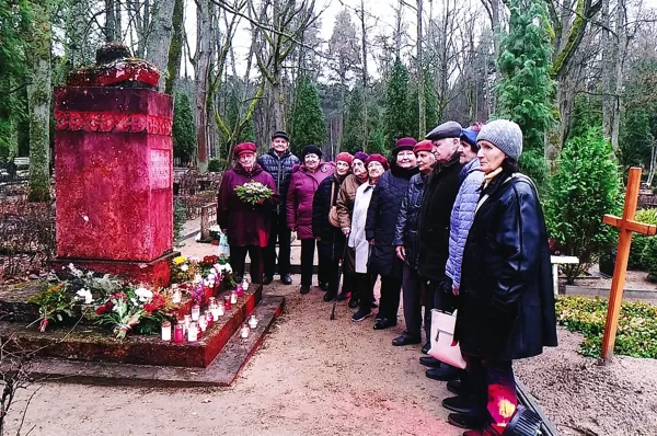 Pie pieminekļa brīvības cīnītājiem.